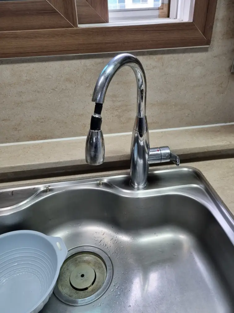 싱크대 수전 교체, 주방 수도 한 번에 새 걸로 바꿔 드립니다.